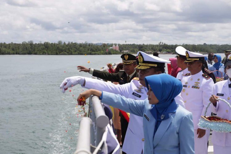 Pangkoarmada III Laksamana Muda TNI Irvansyah Pimpin Upacara Tabur Bunga Peringati Hari Pahlawan dari Geladak KRI Teluk Wondama-527